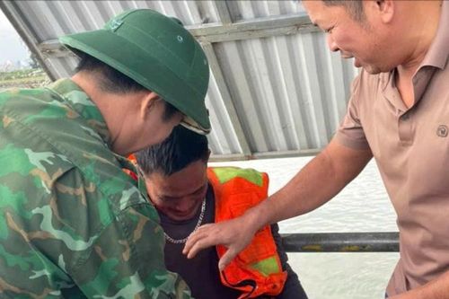 Nghệ An: 3 ngư dân được cứu kịp thời sau vụ chìm tàu cá trên biển