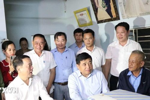 Phó Thủ tướng Nguyễn Chí Dũng tặng quà các hộ dân bị ảnh hưởng mưa lũ tại Huế
