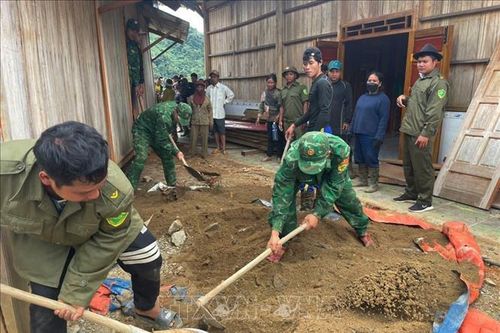Di chuyển nguyên vẹn 4 ngôi nhà vùng nguy cơ sạt lở núi đến nơi an toàn