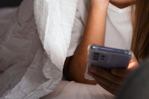 Nghiên cứu gây 'sốc' về việc dùng điện thoại trước khi ngủ