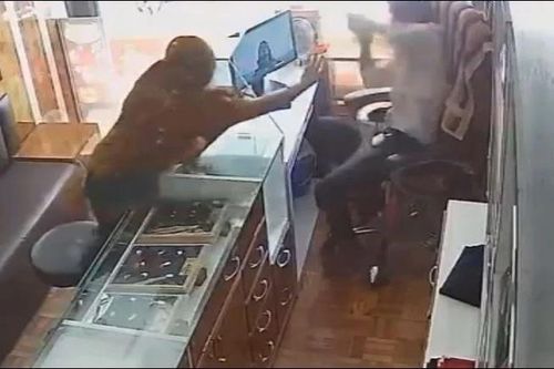 Người phụ nữ lãnh gần 20 cái tát vì ném ớt bột vào chủ tiệm trang sức
