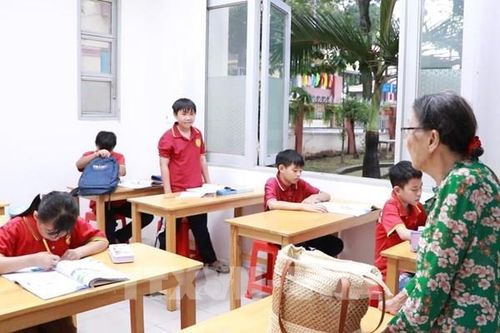Bà giáo Sài Gòn bán vé số, nuôi ước mơ con chữ suốt 10 năm