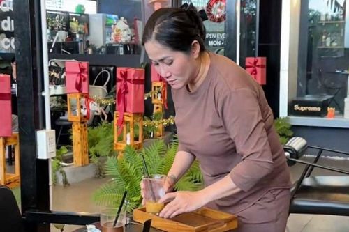 Nữ ca sĩ Việt nổi tiếng một thời giờ phá sản, phải đi làm phục vụ, lao công kiếm tiền