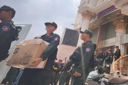 Cảnh sát thu giữ nhiều thùng tài liệu sau khi khám xét hệ thống thẩm mỹ viện Mailisa