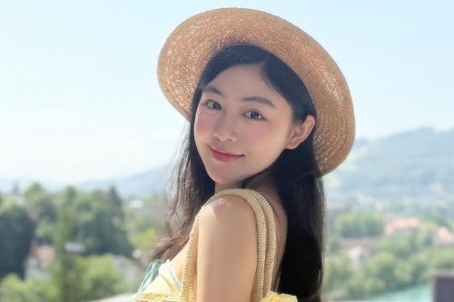 Phong cách thời trang tiểu thư của Lọ Lem nhà Quyền Linh