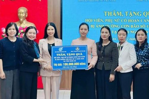 Phó Chủ tịch Thường trực Hội LHPN Việt Nam thăm, tặng quà phụ nữ Nghệ An bị ảnh hưởng bởi bão lũ