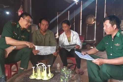 Bộ đội Biên phòng 'bám bản' giúp người dân xóa bỏ tập tục lạc hậu