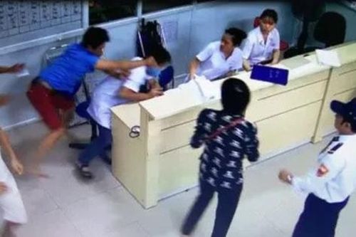 Hành hung nhân viên y tế: Không thể để những kẻ sai trái 'lẩn vào đám đông', không bị trừng phạt