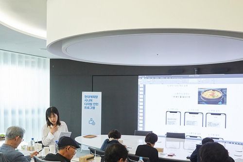 Đón đầu xu hướng kinh tế bạc, Hàn Quốc triển khai học viện công nghệ dành cho người cao tuổi