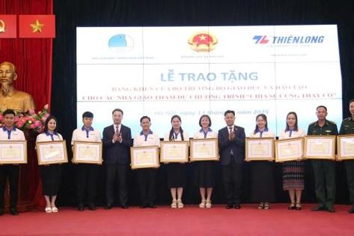 Bộ Giáo dục và Đào tạo gặp mặt 80 giáo viên chương trình 'Chia sẻ cùng thầy cô'