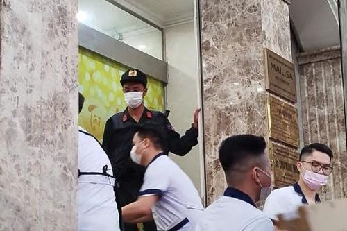 Xe tải chở nhiều thùng hàng rời thẩm mỹ viện Mailisa ở Hà Nội