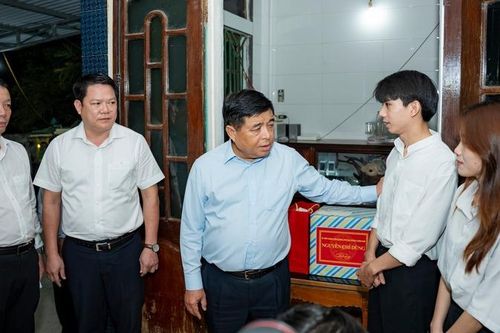 Phó Thủ tướng Nguyễn Chí Dũng thăm, động viên người dân vùng lũ TP. Huế