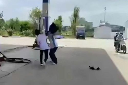 Khởi tố bị can, bắt tạm giam 2 học sinh liên quan vụ đâm bạn tử vong