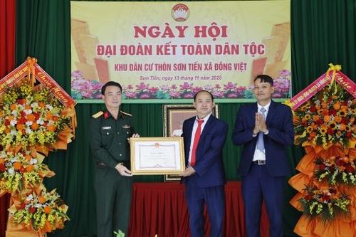 Lãnh đạo Bộ Chỉ huy quân sự tỉnh dự Ngày hội Đại đoàn kết tại thôn Sơn Tiến
