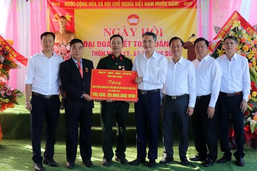 Trưởng Ban Tổ chức Tỉnh ủy Vũ Minh Hiếu dự Ngày hội Đại đoàn kết toàn dân tộc tại xã Trường Sơn