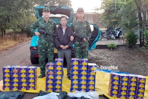 Bắt đối tượng vận chuyển trái phép hơn 1 tạ pháo nổ