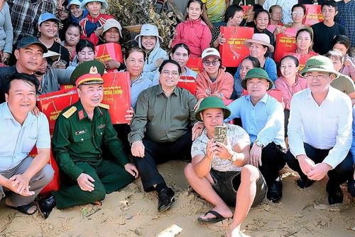 Thủ tướng Chính phủ Phạm Minh Chính kiểm tra tình hình thiệt hại do bão số 13 tại tỉnh Gia Lai