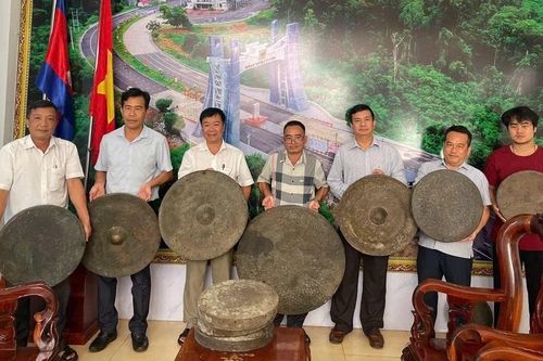 Người dân hiến tặng cho xã Ia Dom bộ chiêng có tuổi đời 200 năm