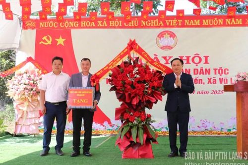 Lãnh đạo Ban Nội chính Tỉnh ủy dự ngày hội đại đoàn kết toàn dân tộc tại xã Vũ Lễ