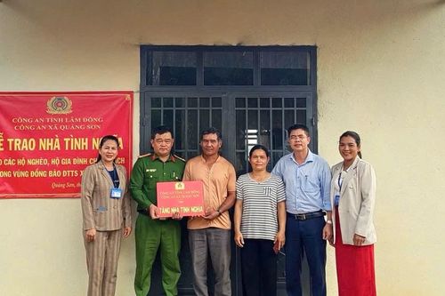 Những ngôi nhà ấm nghĩa tình nơi vùng sâu