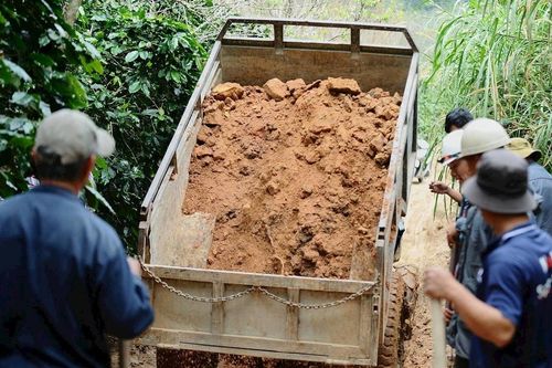 Hỗ trợ đá để người dân làm đường tạm xuyên rừng qua đèo D'Ran