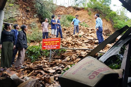 Sống thấp thỏm dưới chân núi