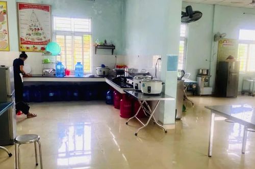 Bàn phương án xử lý tập thể, cá nhân liên quan vụ nghi ngộ độc thực phẩm xảy ra tại Trường phổ thông dân tộc bán trú Tiểu học Kim Thủy