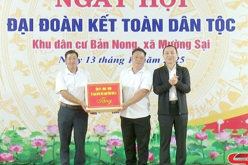 Trưởng Ban Tổ chức Tỉnh ủy dự Ngày hội đại đoàn kết bản Nong xã Mường Sại