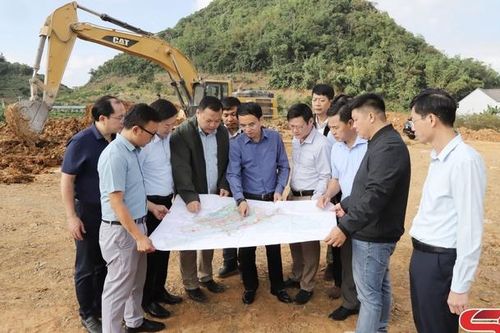 Đồng chí Phó Chủ tịch UBND tỉnh kiểm tra tiến độ triển khai các dự án trên địa bàn phường Chiềng Cơi và Chiềng Sinh