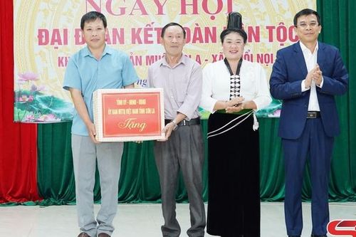 Đồng chí Giám đốc Sở Xây dựng dự ngày hội Đại đoàn kết toàn dân tộc tại xã Muổi Nọi