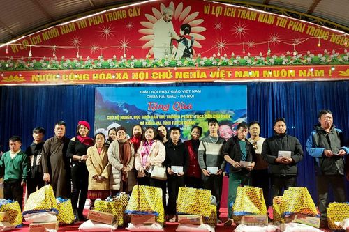 100 phần quà tặng học sinh và hộ nghèo xã Khâu Vai