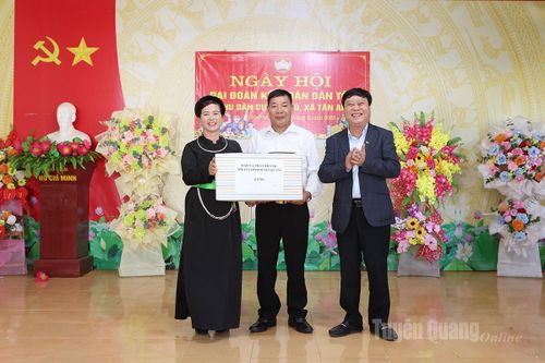 Tổng Biên tập Báo và phát thanh, truyền hình Tuyên Quang Mai Đức Thông dự Ngày hội Đại đoàn kết toàn dân tộc tại xã Tân An