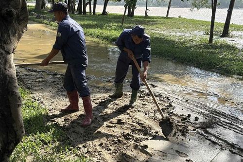 Làm sạch công viên sau lũ