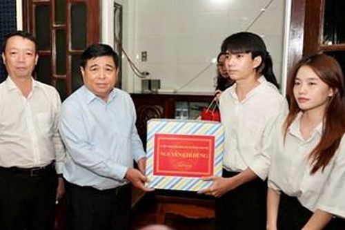 Phó Thủ tướng Chính phủ Nguyễn Chí Dũng thăm, động viên người dân bị ảnh hưởng bởi mưa lũ