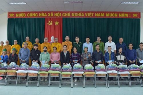 Giáo đoàn VI hệ phái Khất sĩ trao 500 phần quà đến bà con tại xã Pù Nhi, tỉnh Thanh Hóa