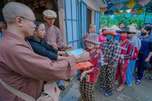 Ban Trị sự, Phân ban Ni giới tỉnh Đắk Lắk hỗ trợ các tự viện chịu ảnh hưởng do bão số 13 gây ra