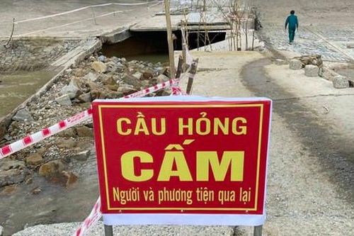 Một tuần sau bão lũ, nhiều tuyến đường ở Quảng Ngãi vẫn bị chia cắt do sạt lở
