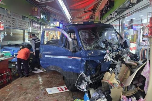 Xe tải bất ngờ tăng tốc lao vào chợ ở Hàn Quốc, làm 20 người thương vong