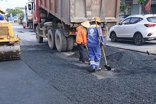 Khắc phục hư hỏng mặt đường quốc lộ 1 đoạn qua Quảng Trị, xe cộ đã lưu thông tốt