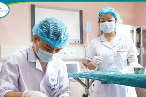 Bé trai 6 tuổi bỏng nặng do nghịch cồn trong phòng tắm