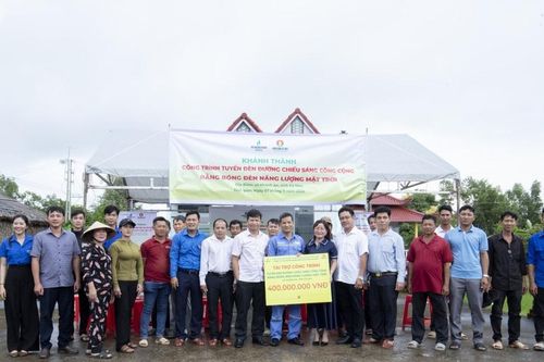 PVCFC tài trợ chiếu sáng nông thôn bằng năng lượng