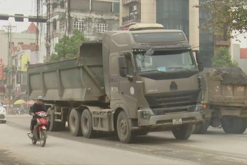 Xe tải đại náo Quốc lộ 32, đe dọa an toàn giao thông