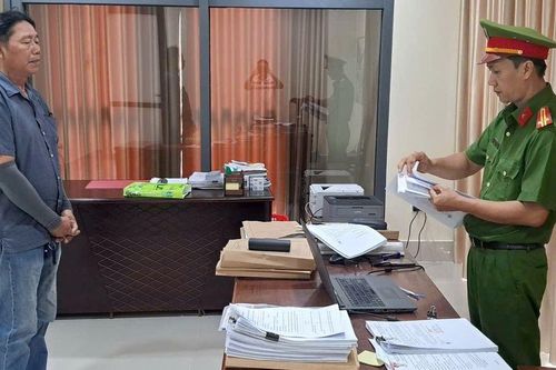 Cấm đi khỏi nơi cư trú với Dư Chế Linh