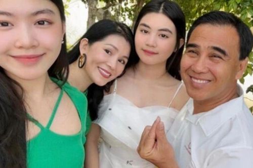 Quyền Linh chiều con gái, 56 tuổi 'hóa thú' nhảy dễ thương cùng ái nữ, bà xã chẳng ngại mà còn vào khen nịnh
