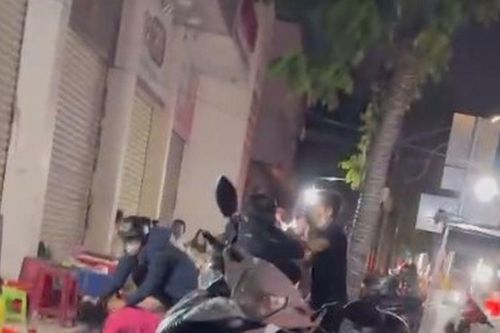 Người đàn ông đội mũ bảo hiểm nắm tóc kéo lê rồi ghì đầu một phụ nữ trẻ xuống vỉa hè là ai?