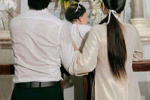 Puka - Gin Tuấn Kiệt làm lễ rửa tội cho con tại nhà thờ, 'tiểu công chúa' có mái tóc 'cây dừa' khiến nhiều người thích thú