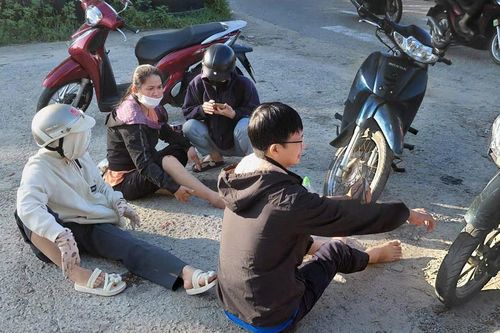 Truy tìm ô tô chở cát rơi vãi trên đường khiến nhiều người té ngã