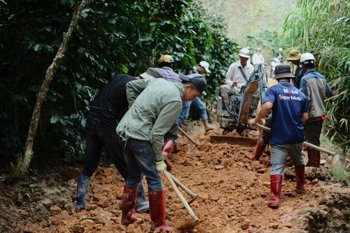 Hỗ trợ đá để người dân làm đường tạm xuyên rừng qua đèo D'Ran