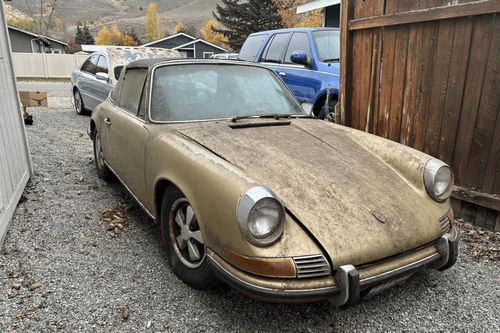 Chiếc Porsche 911 Targa cổ nằm trong rừng thông 31 năm bất ngờ được phát hiện