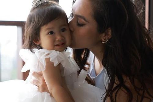 Con gái Á hậu Hoàng My gây chú ý trong ngày sinh nhật mẹ